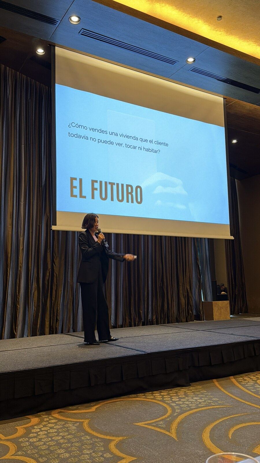 María Suprun en un escenario de hotel