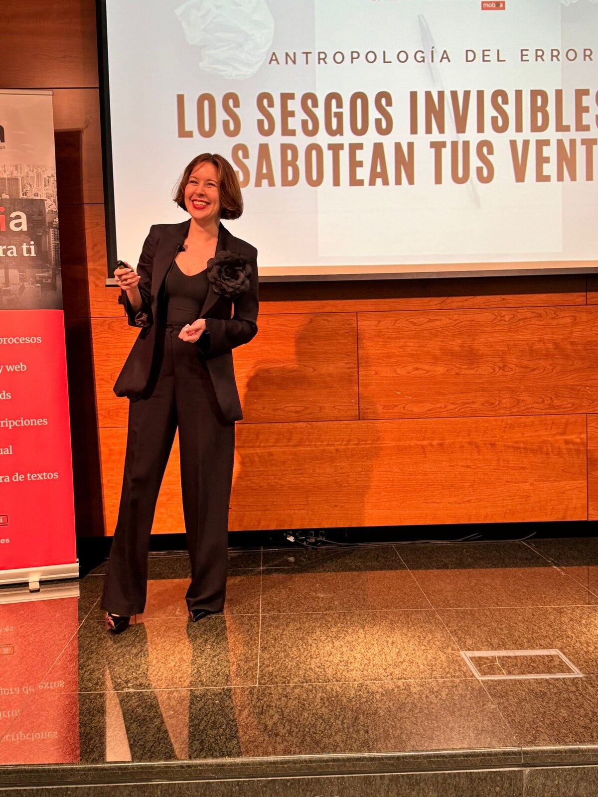 María Suprun presentando Los sesgos invisibles sabotean tus ventas